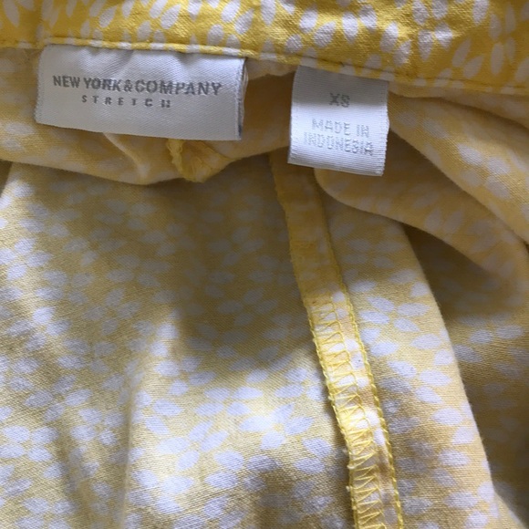 NY&Co yellow and white floral print button-down - Picture 6 of 7